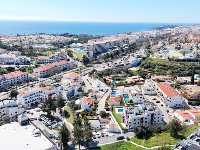 Lote urbano com moradia existente e viabilidade de construçã. 0m² Albufeira e Olhos de Água