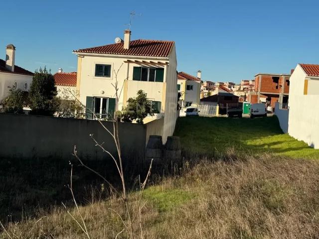 Lote Urbano com Projeto Aprovado Moradia T4– Mafra Centro – A 5 min da Ericeira. Onde o campo encontra o mar: O seu futuro começa em Mafra!