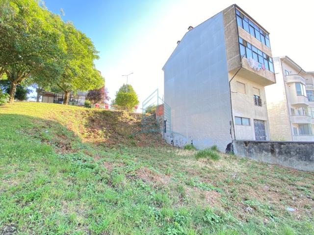 Terreno para construção com 198m2 com 3 frentes com vistas sobre o Rio Douro
