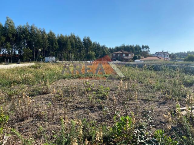 LOTE 7. Área: 846m2, implantação: 185m2, área bruta de construção: 455m2