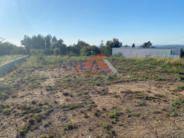 LOTE 8. Área: 619m2, implantação: 175m2, área bruta de construção: 403m2