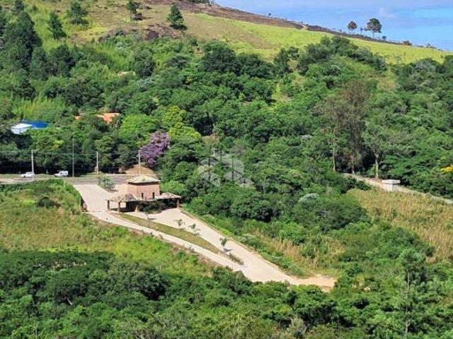 Lotes amplos em meio à natureza preservada Condomínio licenciado com vista para o pôr do sol!