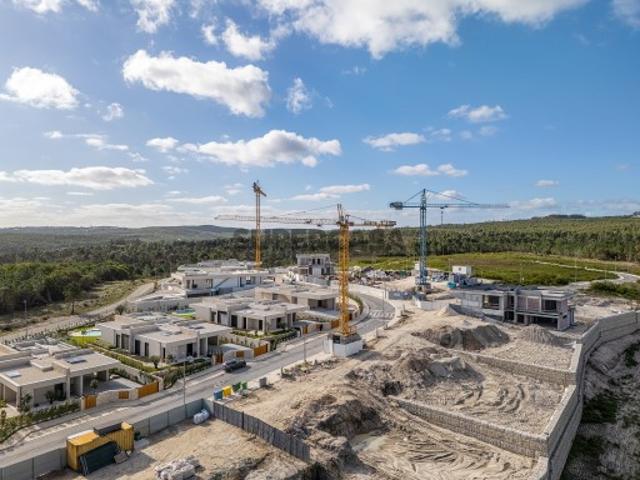 Lotes com projetos aprovados junto à Lagoa Óbidos, ao golfe e à praia