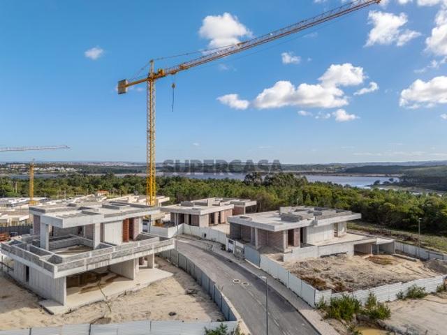 Lotes para moradia isolada junto à Lagoa Óbidos, ao golfe e à praia