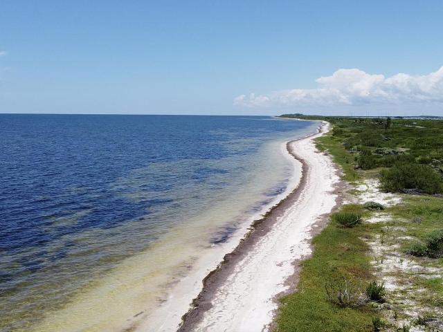 Lotes residenciales a pie de playa con 10 metros de frente