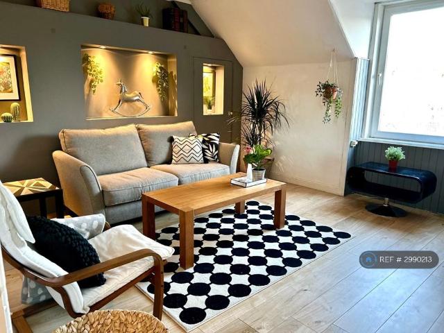 Lothian St, Hawick, TD9 2 bed flat to rent £740 pcm £171 pw