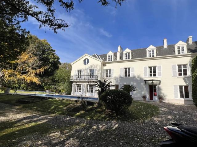 LOUVECIENNES. exceptionnelle propriété ancienne de caractère. maison 600 m2 et dépendances sur parc paysager de plus de 4.500 m²