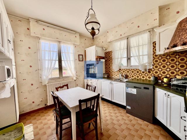 Loudun 86 Maison familiale lumineuse 6 CH avec atelier et RDJ PMR