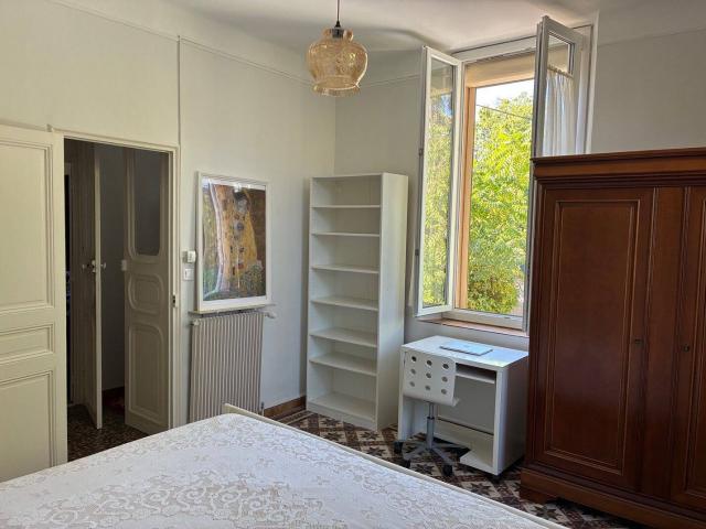 Loue maison 183,5 m² Marseille 9ème: Villa meublée 8 pièces, jardin 600 m², parking 4 places