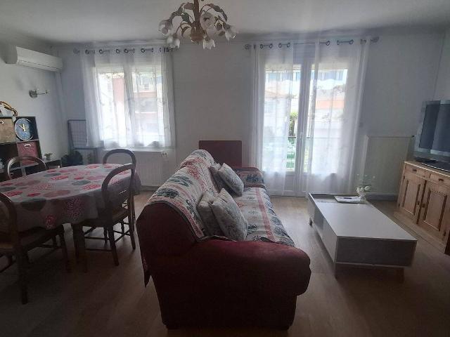 Loue à l'année, appart T3 meublé, 66m2, 2 chbres, balcon, garage,ROYAN CENTRE, proche marché et plage, calme et résisentiel