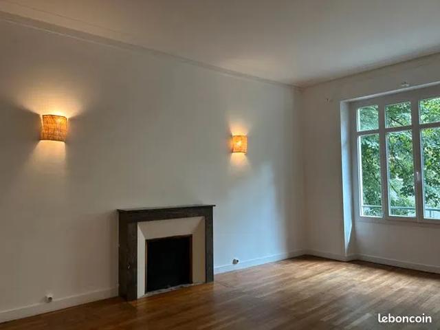 Loue appartement 102 m2 Nantes, entièrement repeint en blanc. Local pour vélo. Grande entrée, séjour, 2 chambres. Salle de bains. WC individuel. Cuisine avec plaque 4 feux gaz