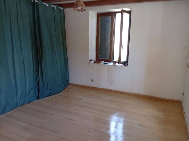 Loue un petit Studio de 28m² au rez de chaussée avec une terrasse
