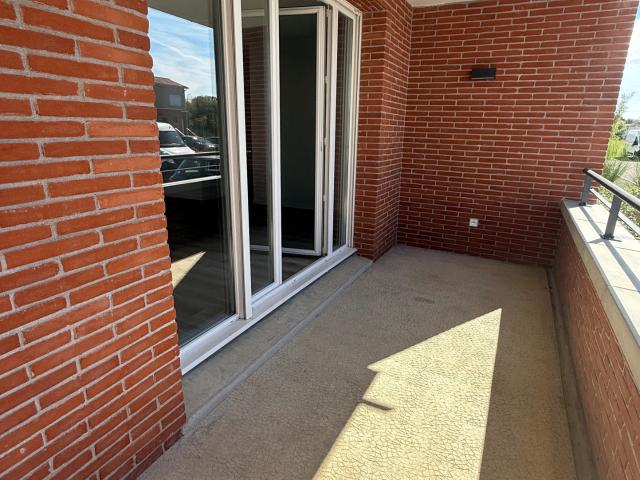 LOUER APPARTEMENT T3 EN REZ DE CHAUSSEE SURELEVE AVEC BALCON ET PARKING À PINSAGUEL 31120