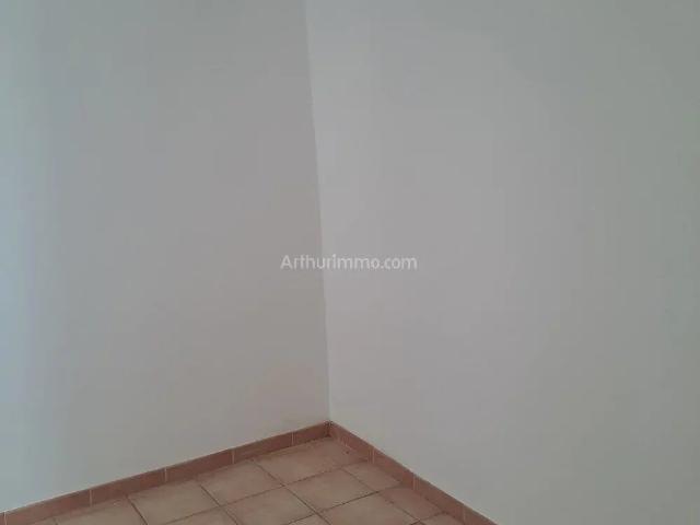 Louer appartement de 2 pièces 25 m² 400 € à Salernes 83690: une annonce Arthurimmo.com
