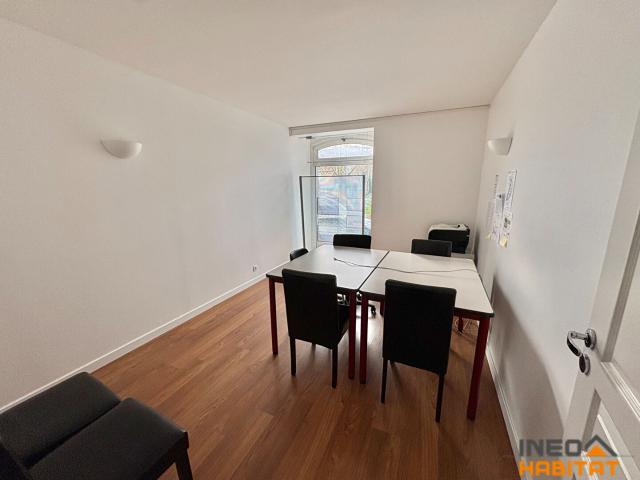Louer local commercial 3 pièces 77 m²