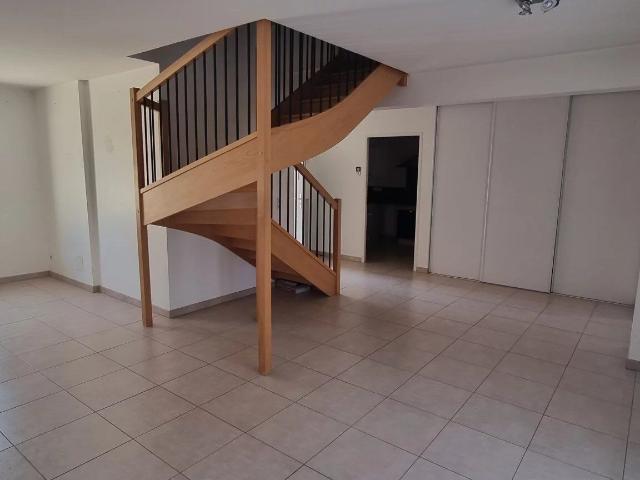 Location Maison 5 pièces 115 m2 à Pont sur Yonne