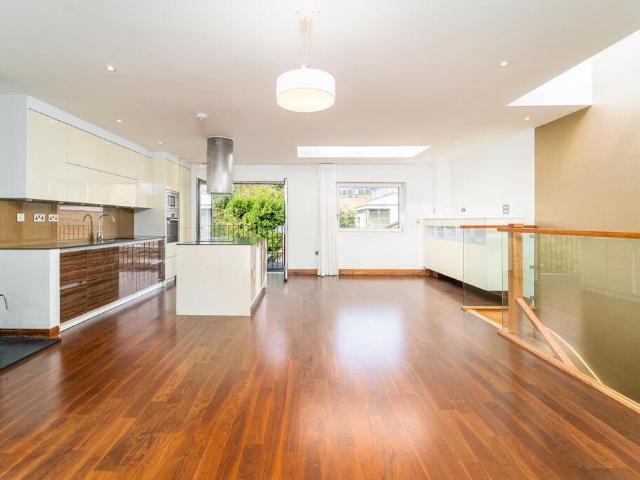 Lough Road, Islington, London 4 bed mews to rent £5,000 pcm £1,154 pw