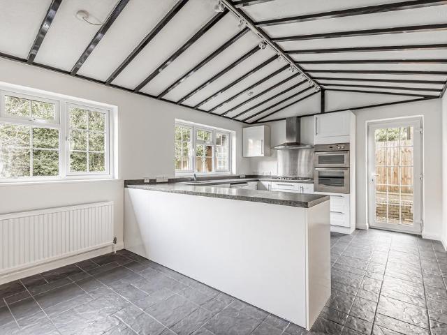 Loughton, IG10 4 bed detached house to rent £3,100 pcm £715 pw