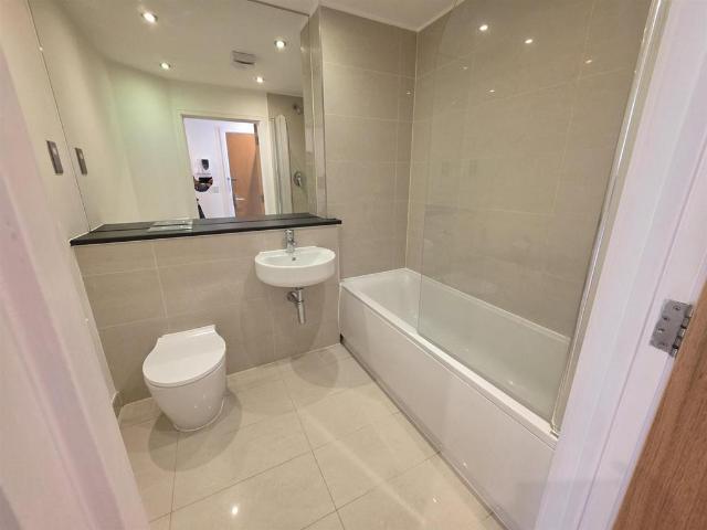 Louisa Oakes Close, London 1 bed apartment to rent £1,500 pcm £346 pw