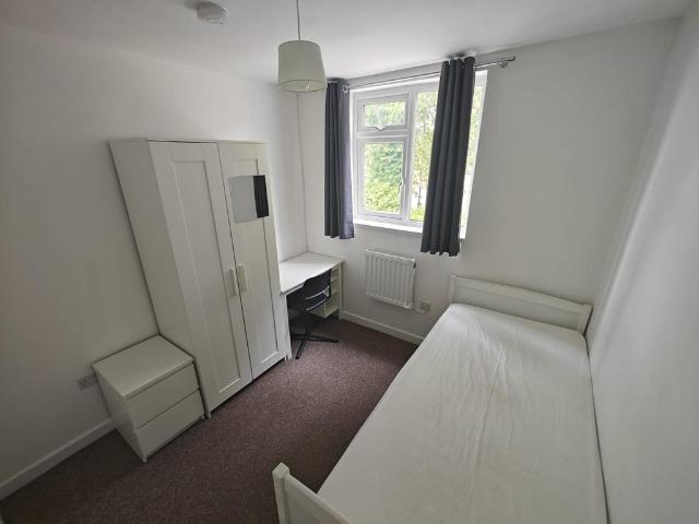 Louise Avenue, Mangotsfield, Bristol. 1 bed in a house share to rent £695 pcm £160 pw