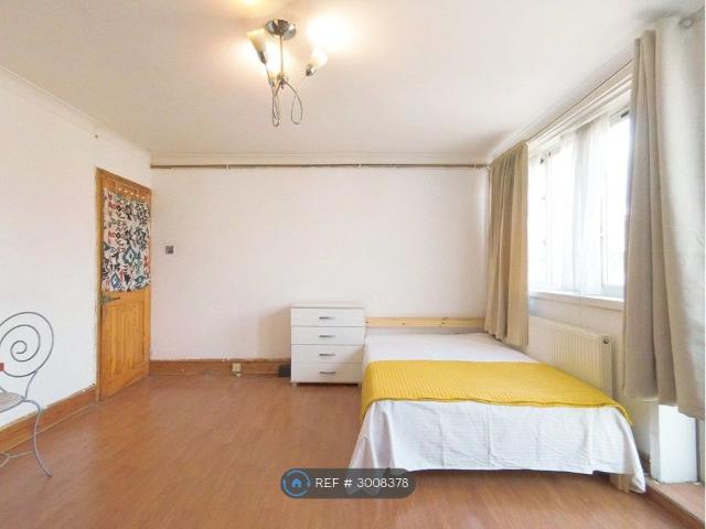 Louise De Marillac House, London E1, 3 bed flat to rent, £2,600 pcm | PrimeLocation