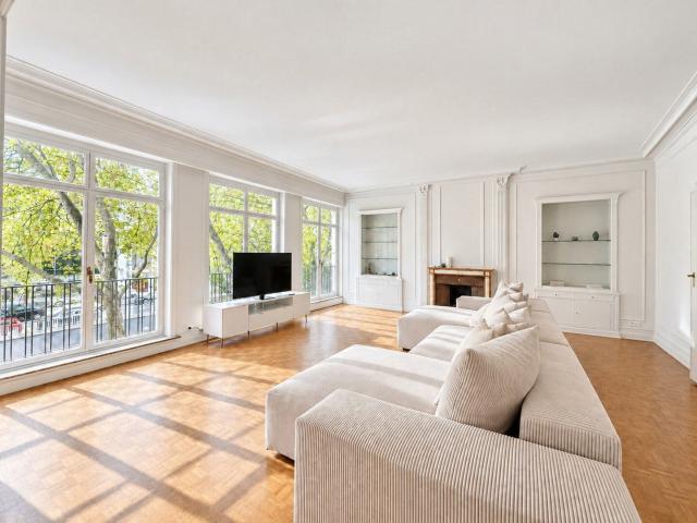 Louise/Châtelain – Furnished 185 m², 2 bed + study, garage o