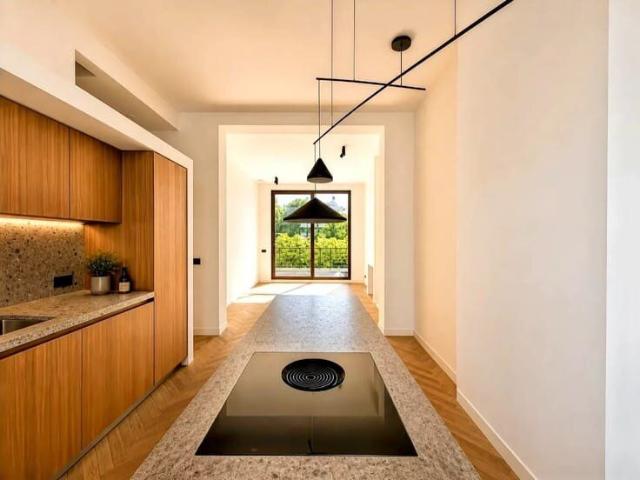 Louise/Stephanie: 3 Bedroom Apartment + Terrace