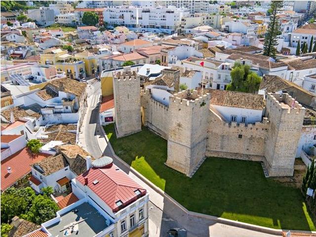 LOULE Terreno aprovado para 23 apartamentos com cave