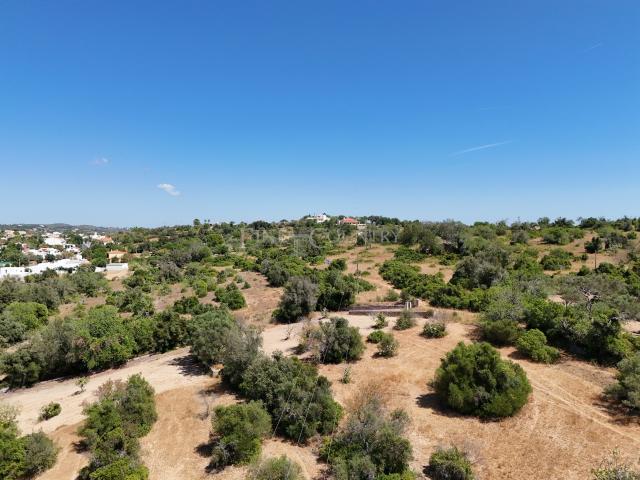Loule Terreno de 9.732 m² em Betunes, com Projeto Aprovado para 9 Moradias