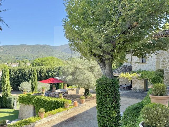 LOURMARIN / GRANDE PROPRIÉTÉ XIX ÈME CENTRE VILLAGE À PIED