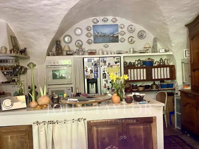 Lourmarin magnifique maison de village en pierre avec cours. 700m² Lourmarin