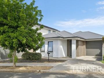 Love at First Sight Delightful Courtyard Home!