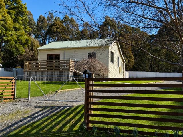 Loved Country Cottage on Edge of Town