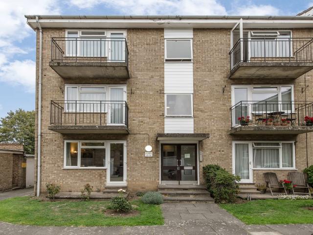 Lovelace Gardens, Surbiton, Surrey KT6, 1 bed flat to rent, £1,450 pcm | PrimeLocation