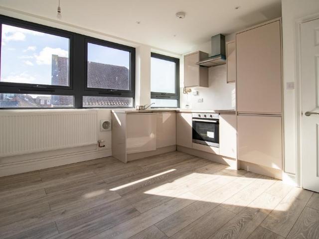 Lovell House, St Nicholas Street. 2 bed flat to rent £950 pcm £219 pw