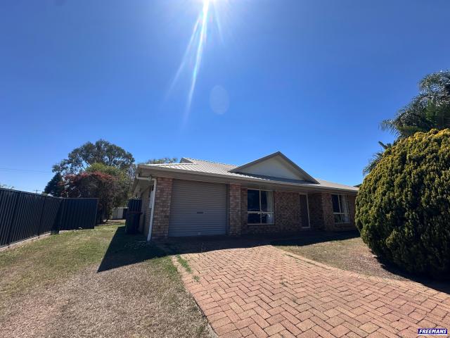Lovely 3 Bedroom/2 Bathroom Air Conditioned Home
