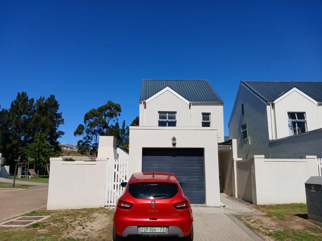 Lovely 3 Bedroom Duplex to Rent – Available 1 December