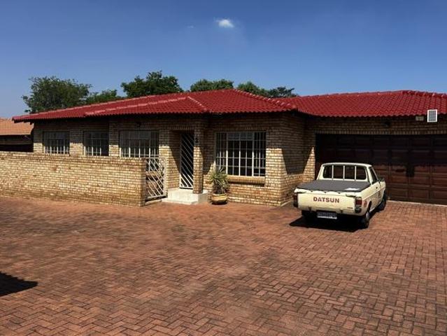 Lovely 3 Bedroom Simplex for Rental