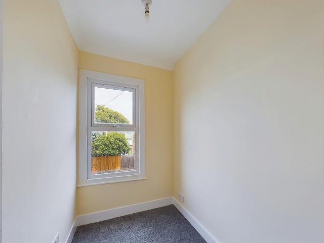 Lovely 3 Bedroom Terrace House with Private Garden in Hartville Road, London