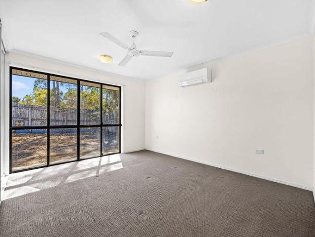 LOVELY 3 BEDROOM UNIT MODERN, COMFORTABLE & LOW MAINTENANCE