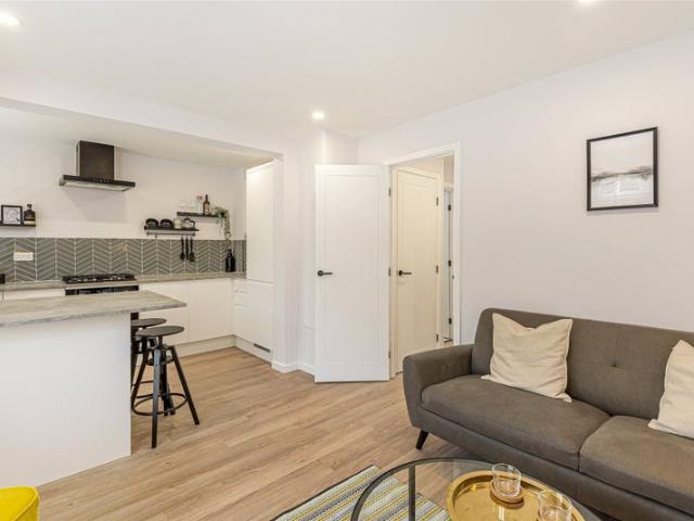 Lovely 1 bed flat in Balham w parking!