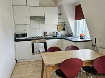 Lovely 1 Bedroom Flat with Balcony – Top Floor
