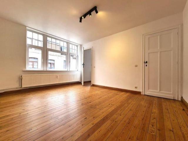 Lovely 1bedroom flat with wooden flooring and a modern kitch