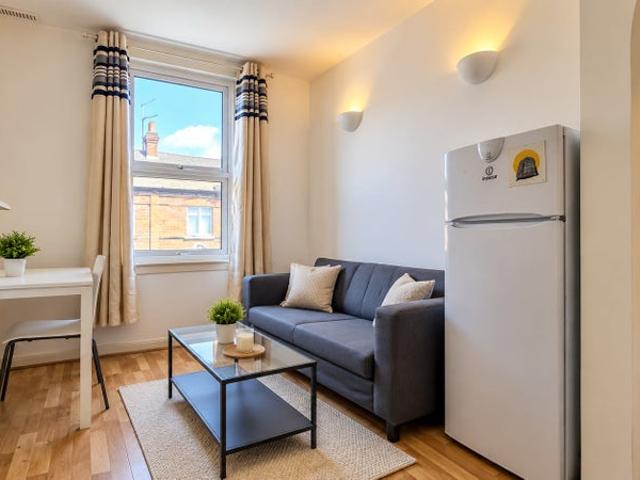 Lovely 2 Bed Flat, High Road, Willesden, NW10 2Su