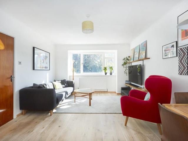 Lovely 2 bed flat on leafy Hove avenue