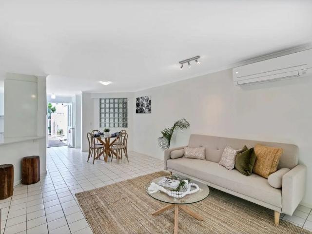 Lovely 2 Bedroom Apartment with Lock up Garage | $975 Per Week