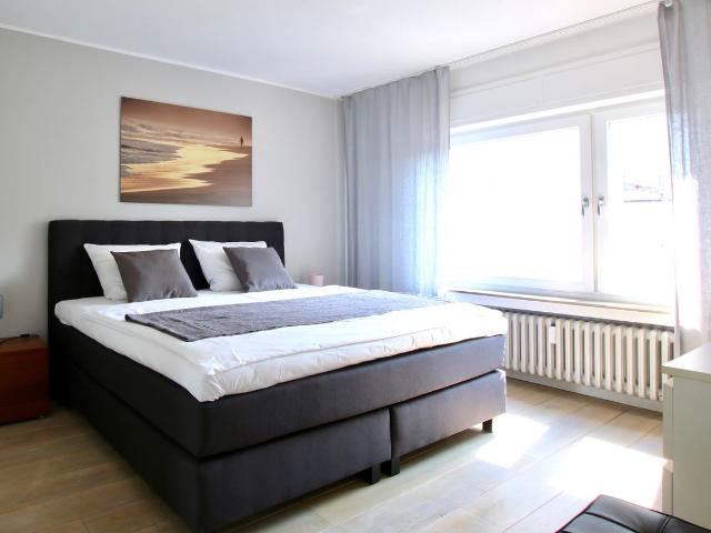 Lovely 2 bedroom apartment overseeing the Stadtgarten park, Koln Amsterdam Apartments for Rent
