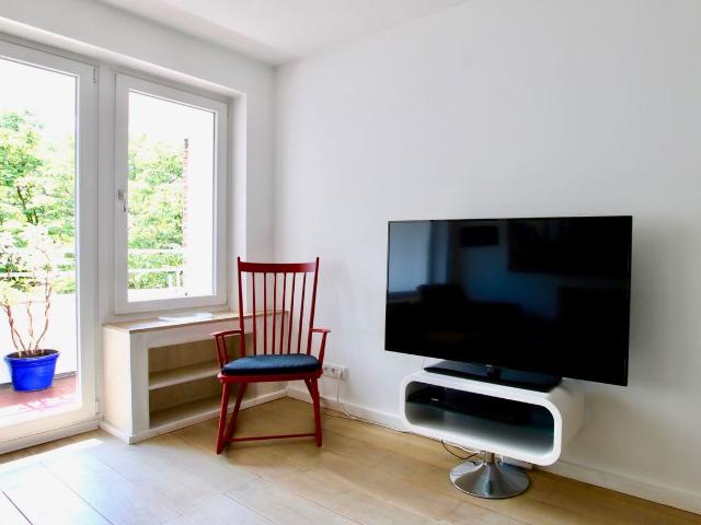 Lovely 2 bedroom apartment overseeing the Stadtgarten park, Koln Amsterdam Apartments for Rent
