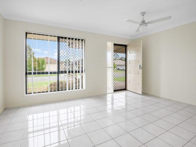 Lovely 2 bedroom duplex in Bray Park with yard !