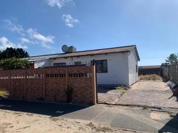 lovely 2 bedroom home on large 320m2 plot